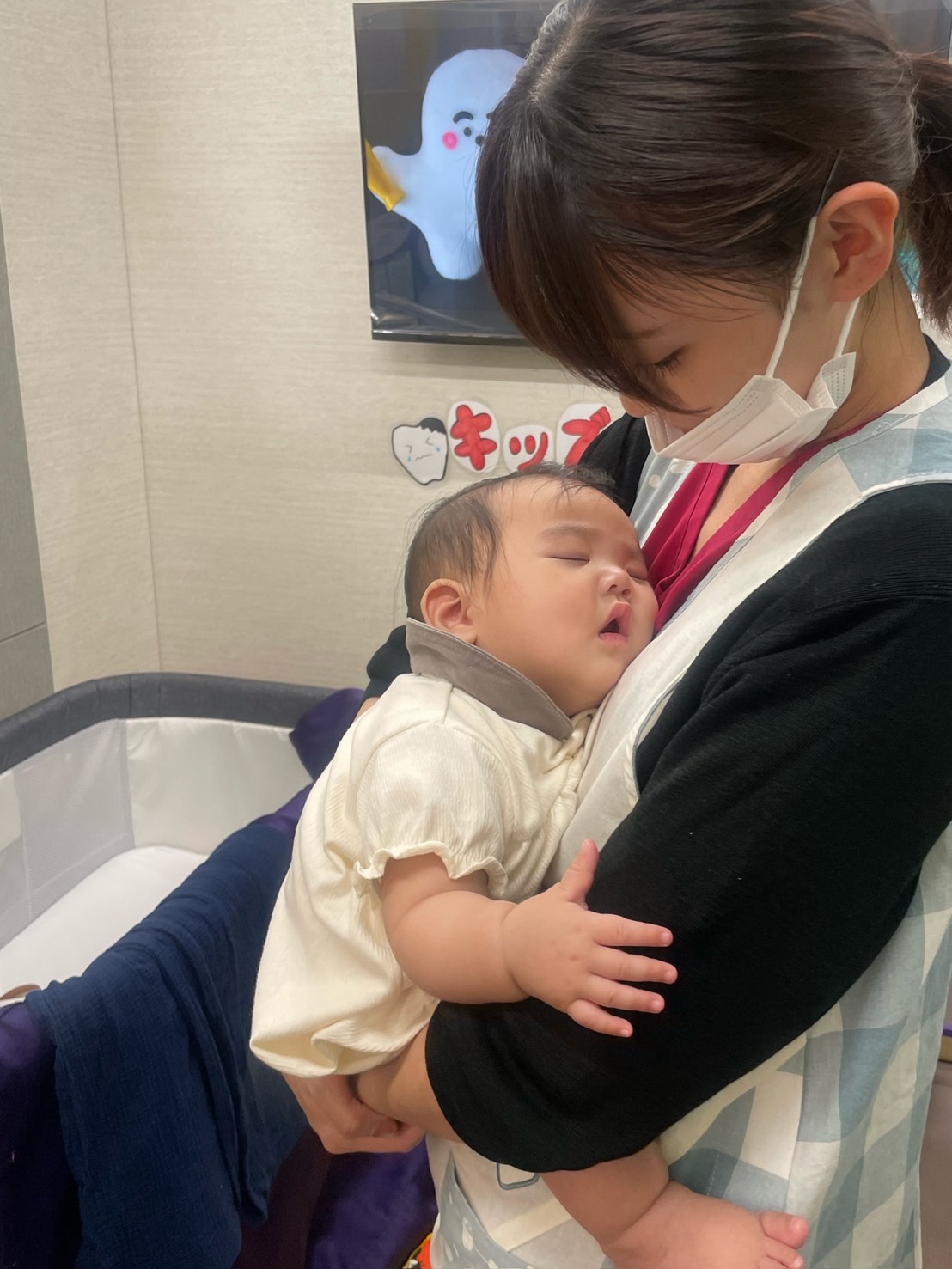 赤ちゃんを抱っこしてお預かりしている様子