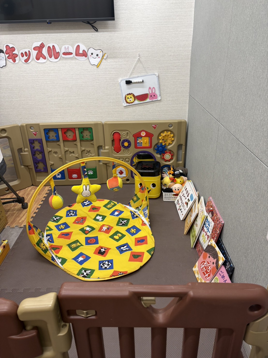 絵本やおもちゃを備えた院内の託児スペース